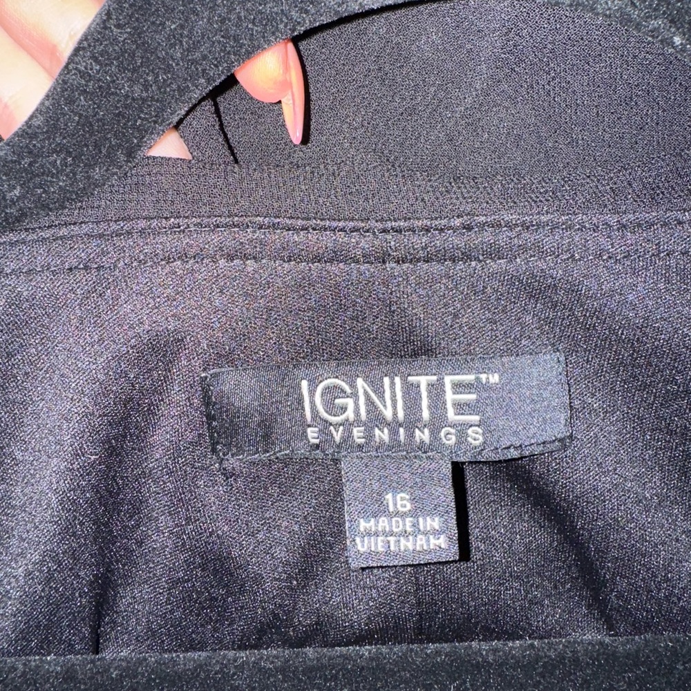 Ignite Evenings Jewel V-Neck Short Sleeve Georgette Tiered Capelet Shift Dress - Picture 8 of 8